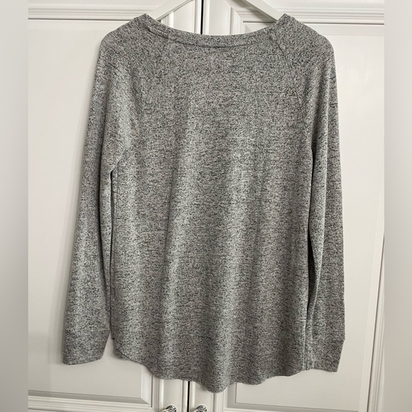 Grayson/Threads Women’s Size Medium Long Sleeve Grey T Shirt with Raw Hem Top - Picture 7 of 10